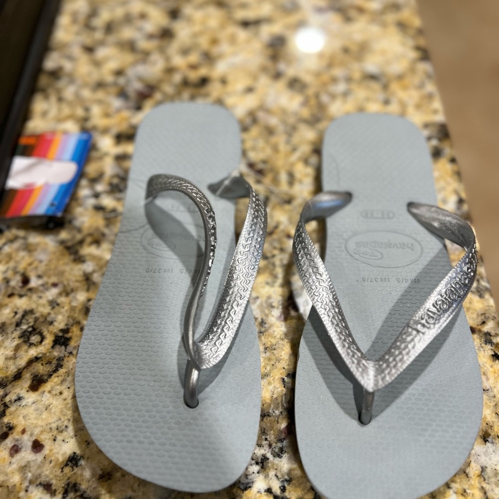 Women’s Havainas flip flops sandals metallic silver color. Size 5. Brand new - Picture 4 of 7